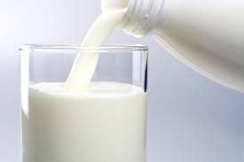 «Νόμιμη αισχροκέρδεια» η κατάργηση αναγραφής προέλευσης του γάλακτος