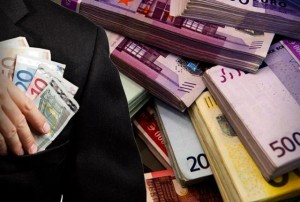 Μπλέκουν τον Αβραμόπουλο σε μίζες 600.000 ευρώ. Στην ανακρίτρια διαφθοράς στενοί του συνεργάτες για κακουργηματική απιστία